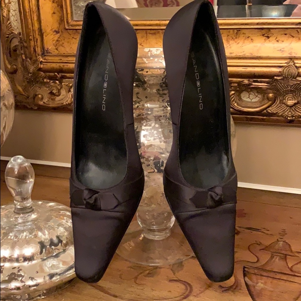 Beautiful Ladies Black Satin Finish Dress Pumps.